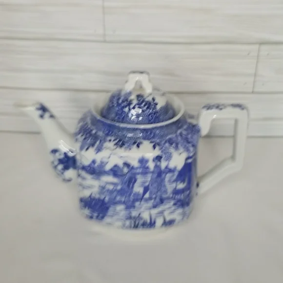 Vintage! Made in Japan Blue & White Tea Pot w/Fisherman Design - Picture 4 of 7